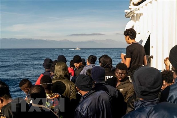 Người di cư trên tàu cứu hộ Ocean Viking tại Biển Tyrrhenian, vùng biển quốc tế. (Ảnh: AFP/TTXVN)