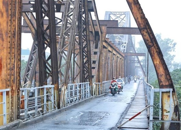 Cầu Long Biên trong ngày mưa bụi. (Ảnh: Tuấn Anh/TTXVN)