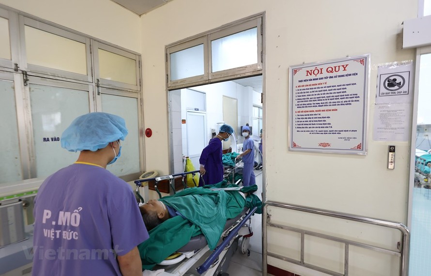 Bệnh nhân tại phòng mổ Bệnh viện Hữu nghị Việt Đức. (Ảnh: Minh Sơn/Vietnam+)