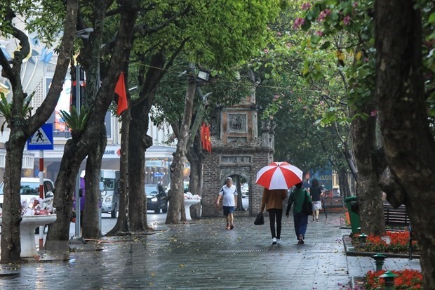 Thủ đô Hà Nội có mưa vài nơi, sáng sớm có sương mù. (Ảnh minh họa: TTXVN phát)