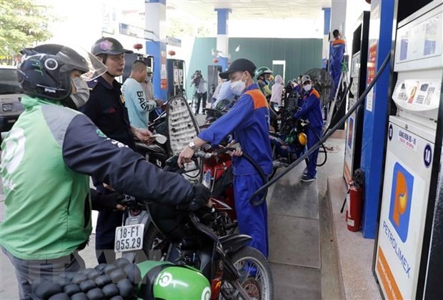 Mua bán xăng tại một điểm kinh doanh xăng, dầu của Petrolimex trên địa bàn quận Hai Bà Trưng, Hà Nội. (Ảnh: Trần Việt/TTXVN)