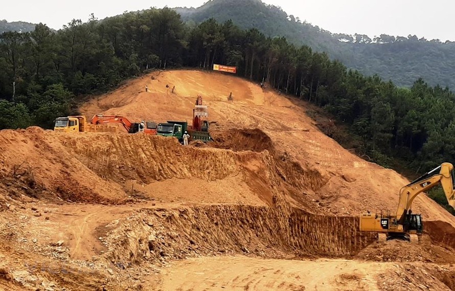 Dự án cao tốc Vĩnh Hảo-Phan Thiết vẫn còn đang thiếu nguồn cung cấp đất đắp lên tới khoảng 920.000m3. (Ảnh: Việt Hùng/Vietnam+)