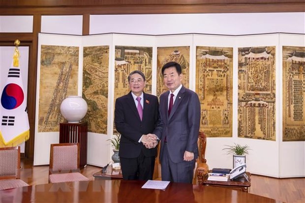 Chủ tịch Quốc hội Hàn Quốc Kim Jin-pyo (phải) tiếp Phó Chủ tịch Quốc hội Nguyễn Đức Hải tại Trụ sở Quốc hội Hàn Quốc. (Ảnh: Anh Nguyên/TTXVN)