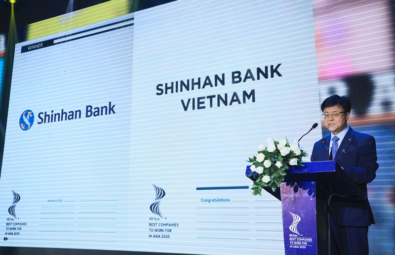 Ông Kim Hwi Jin – Phó Tổng Giám đốc của Ngân hàng Shinhan tại Việt Nam tại buổi lễ trao giải HR Asia 2020