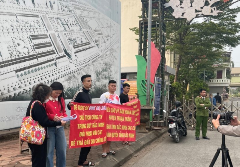 Các nhà đầu tư thứ cấp căng băng rôn đòi đất tại dự án của công ty Trung Quý- Bắc Ninh.