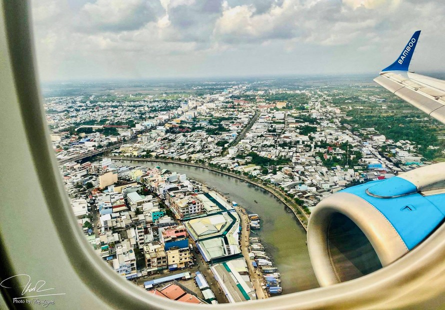Thành phố Cà Mau dưới cánh bay E90 của hàng không Bamboo Airways- ảnh Nguyễn Tiến Luyến.