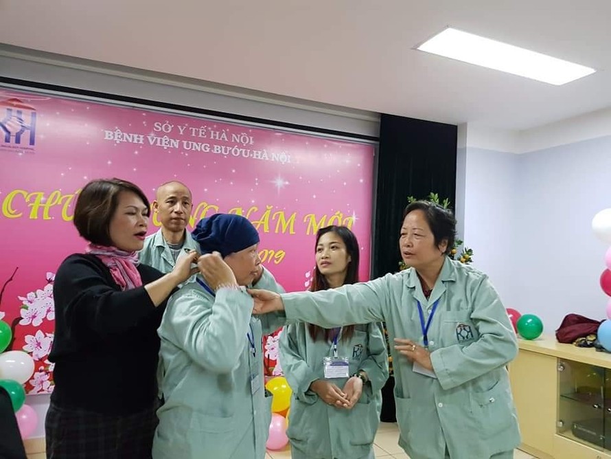 Chị Nguyễn Thị Ngọc (áo đen bên trái) trong một buổi tham gia chia sẻ với những bệnh nhân ung thư vú khác.