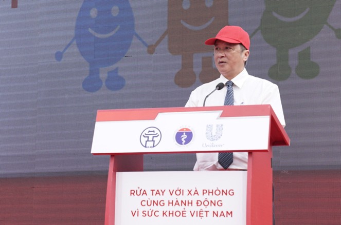 Thứ trưởng Bộ Y tế Nguyễn Trường Sơn phát biểu tại lễ mít-tinh hưởng ứng Ngày Thế giới rửa tay với xà phòng.