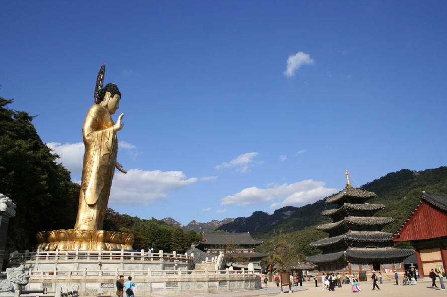 Chùa Beopjusa nổi tiếng bởi tượng Phật Di Lặc với tư thế đứng chiều cao 33 mét