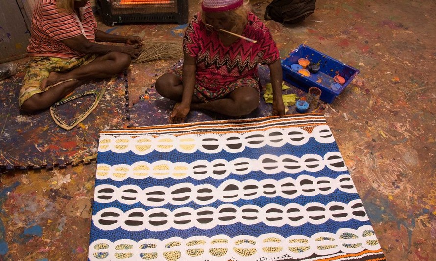 Một nghệ nhân thổ dân Australia đang tạo nên tác phẩm của mình. (Nguồn: Bluethumb)