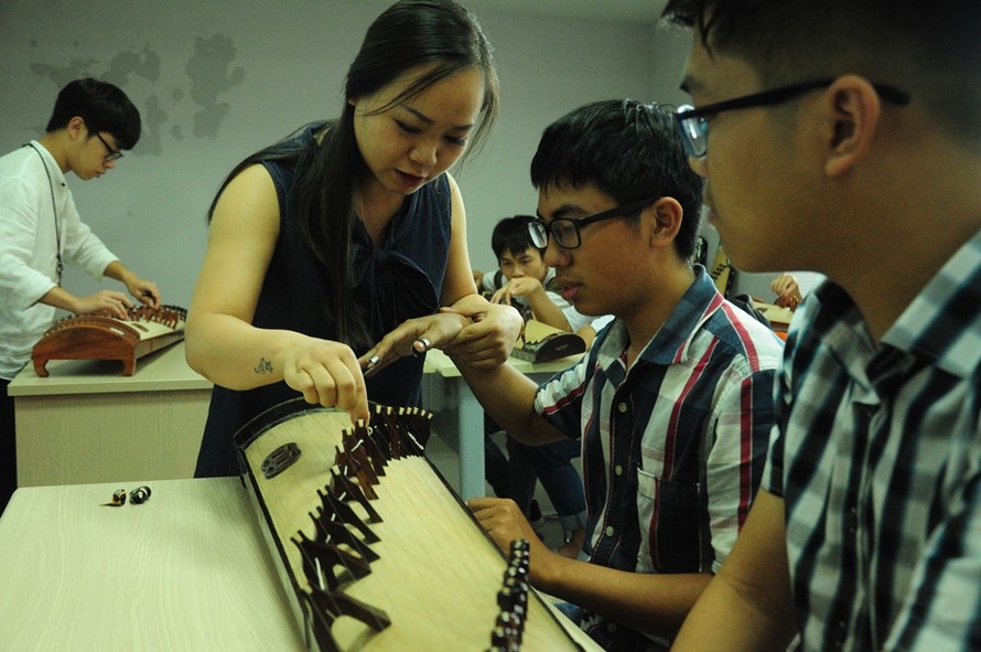 Các em học sinh trường chuyên Lê Hồng Phong, Nam Định được làm quen với bộ môn nghệ thuật đặc sắc đàn tranh