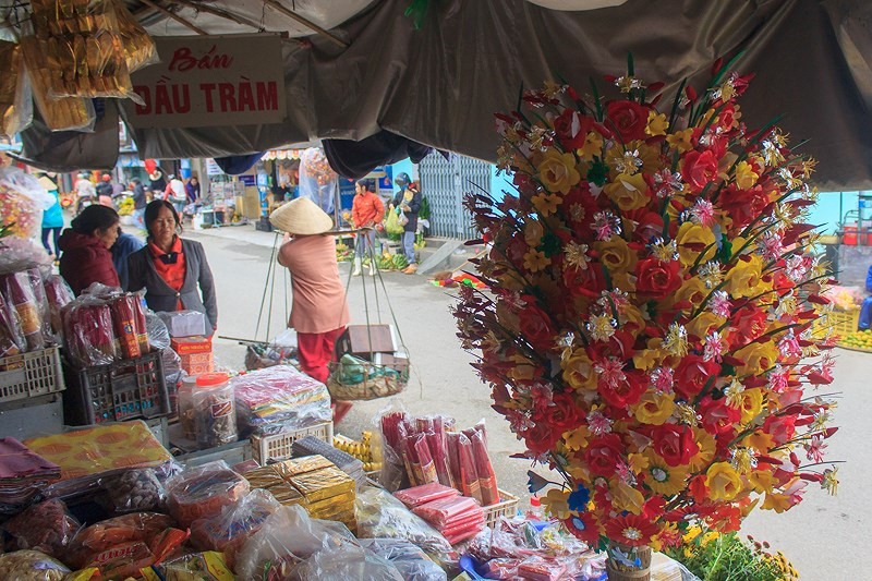Tại Thừa Thiên - Huế, hoa giấy Thanh Tiên được bày bán khắp nơi, góp phần tô điểm sắc xuân cho phố phường. Ảnh: NGUYỄN DO