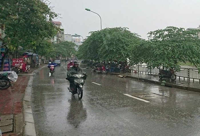 Cảnh báo mưa dông khắp nội thành Hà Nội