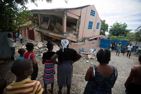 Trận động đất khiến nhiều ngôi nhà bị phá huỷ. (Ảnh: AP)