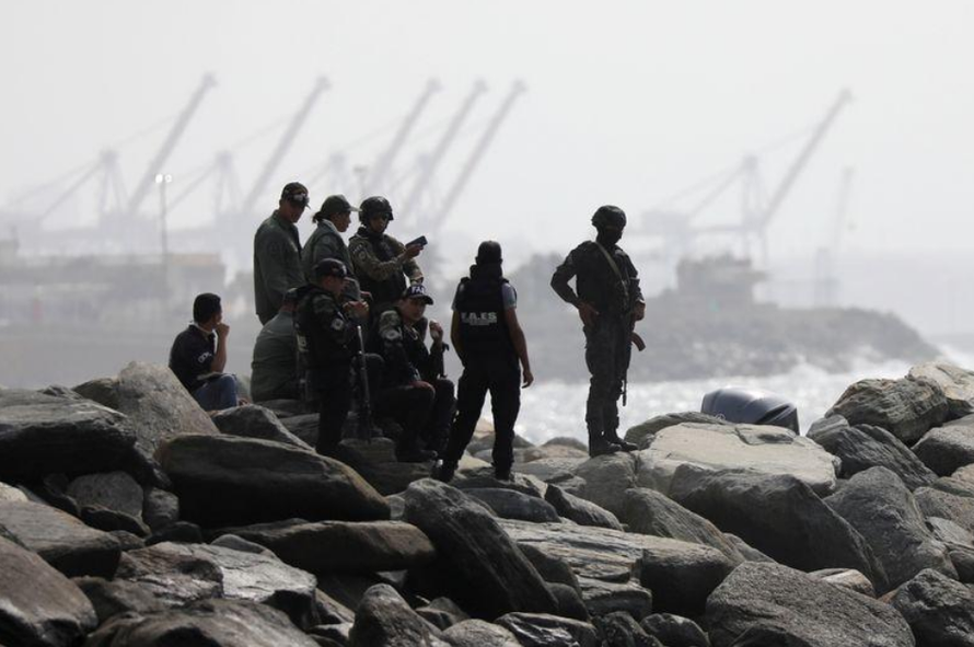 Các thành viên của lực lượng đặc nhiệm Venezuela tại bờ biển sau khi vụ tấn công diễn ra. Ảnh: Reuters