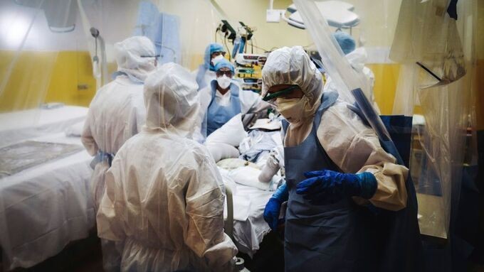 Nhân viên y tế chăm sóc bệnh nhân ở Pháp ngày 9/4. Ảnh: AFP.
