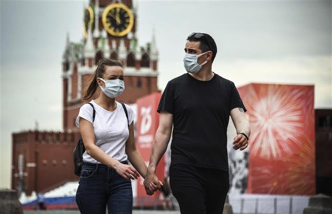 Người dân đeo khẩu trang phòng dịch COVID-19 tại Moskva, Nga. Ảnh: AFP