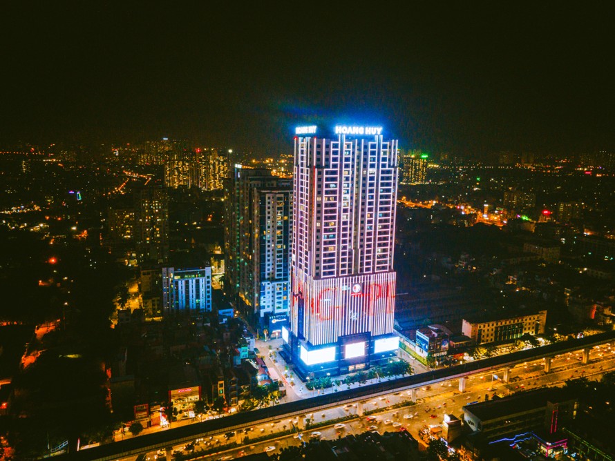 Tòa nhà Hoàng Huy - đường Nguyễn Trãi, Hà Nội bừng sáng với màu hồng - màu biểu tượng của hoạt động phòng chống ung thư vú