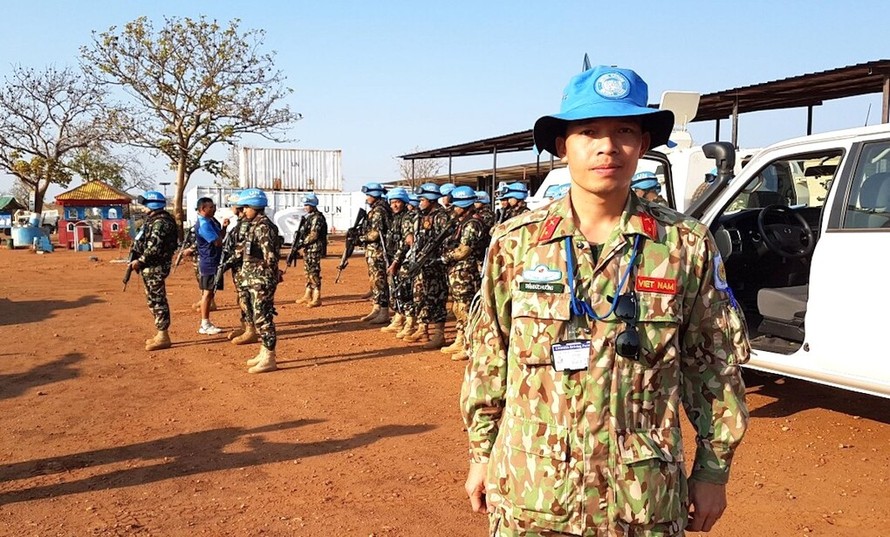 Trung tá Trần Đức Hưởng, Quan sát viên Quân sự, cùng Đại đội Phản ứng nhanh Nepal trước khi đi tuần tra dài ngày tại Nam Sudan (năm 2019). Ảnh: Hiếu Duy.