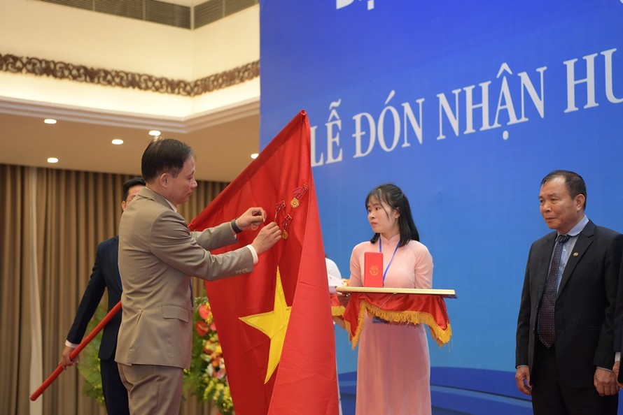 Thứ trưởng Bộ Ngoại giao Lê Hoài Trung trao Huân chương Lao động Hạng Nhất cho LH Các Hội UNESCO Việt Nam. (Ảnh: Hoàng Anh)