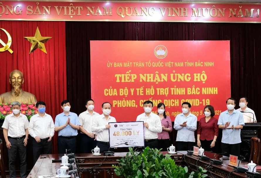 Ngày 24-5, Tập đoàn TH đã trao tặng hai tỉnh Bắc Ninh và Bắc Giang 96.000 ly sữa tươi, sữa học đường và một số loại nước trái cây (tương ứng với mỗi địa phương 48.000 ly) để tiếp sức các nhân viên Y tế, người dân trong các khu vực cách ly.