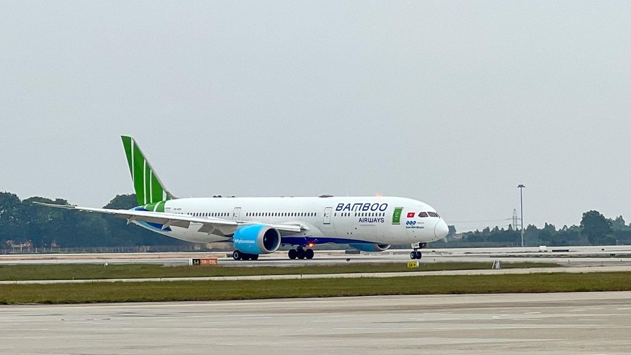 Bamboo Airways lì xì may mắn hành khách ‘xông’ chuyến bay đầu năm