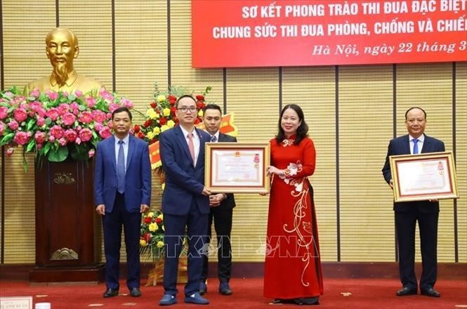 Phó Chủ tịch Nước Võ Thị Ánh Xuân trao Huân chương Lao động hạng Ba tặng các đơn vị. Ảnh: Văn Điệp/TTXVN