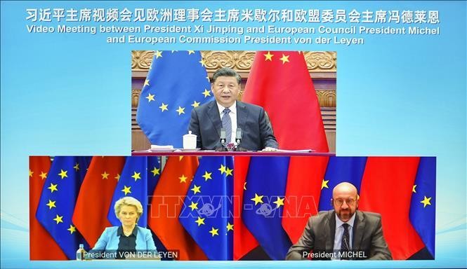 Chủ tịch Trung Quốc Tập Cận Bình, Chủ tịch Ủy ban châu Âu Ursula von der Leyen và Chủ tịch Hội đồng châu Âu Charles Michel tại Hội nghị các nhà lãnh đạo Trung Quốc - EU lần thứ 23 diễn ra trực tuyến, ngày 1/4/2022. Ảnh: THX/TTXVN
