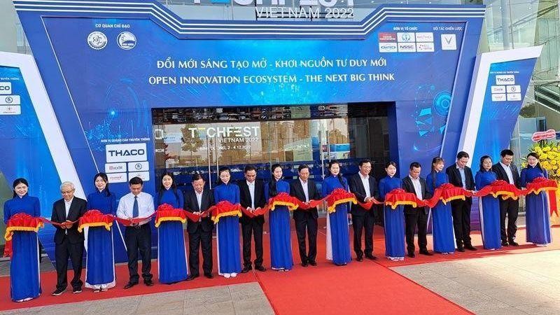 Các đại biểu thực hiện nghi thức khai mạc triển lãm và chuỗi các hoạt động của Techfest Vietnam 2022.
