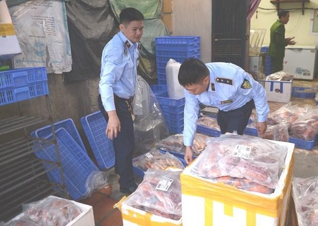 Lực lượng chức năng tịch thu, buộc tiêu hủy hơn1 tấn thực phẩm đông lạnh không rõ nguồn gốc trên địa bàn quận Bắc Từ Liêm. (Ảnh: Vietnam+)