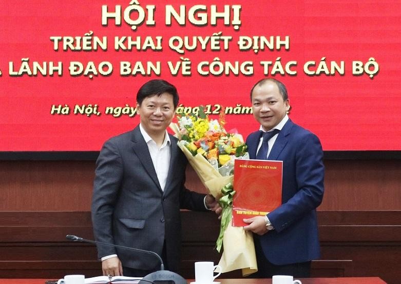 Phó trưởng ban Tuyên giáo Trung ương Trần Thanh Lâm trao Quyết định, tặng hoa chúc mừng đồng chí Nguyễn Gia Hưng.