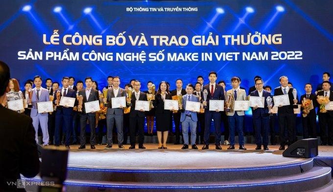 Đại diện các doanh nghiệp có giải pháp vào top 40 sản phẩm công nghệ số Make in Vietnam 2022