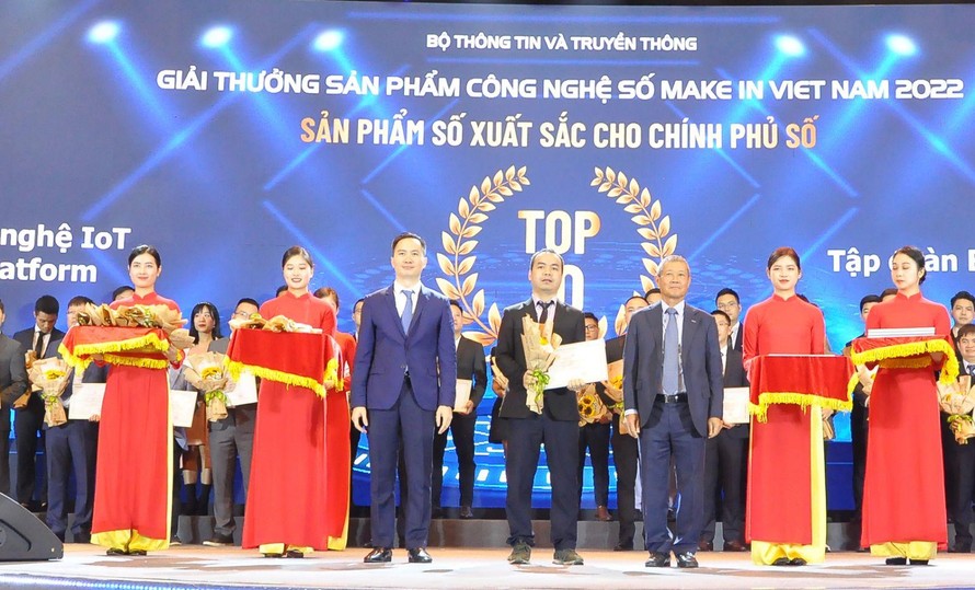 Đại diện VNPT nhận giải thưởng hạng mục Sản phẩm số xuất sắc cho Chính phủ số dành cho nền tảng VNPT IoT Platform