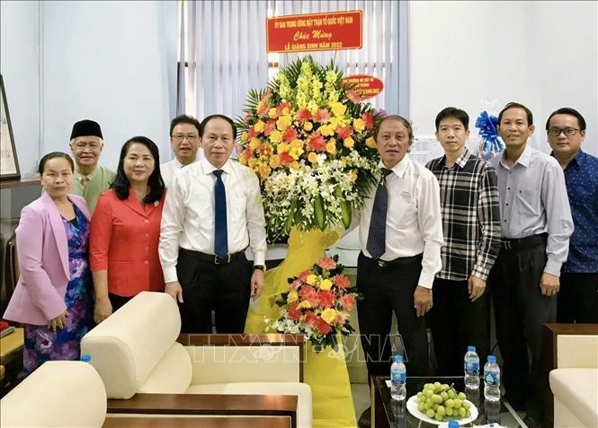 Đoàn công tác của Ủy ban Trung ương Mặt trận Tổ quốc Việt Nam thăm và chúc mừng Giáo hội Cơ đốc Phục lâm Việt Nam. Ảnh: TTXVN