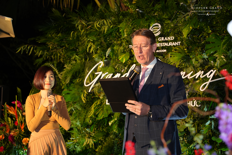 Ông William Haandrikman, Tổng giám đốc khách sạn Sofitel Legend Metropole Hà Nội và Giám đốc vùng của toàn bộ khách sạn thuộc tập đoàn Accor tại miền Bắc Việt Nam, phát biểu tại buổi lễ khai trương 