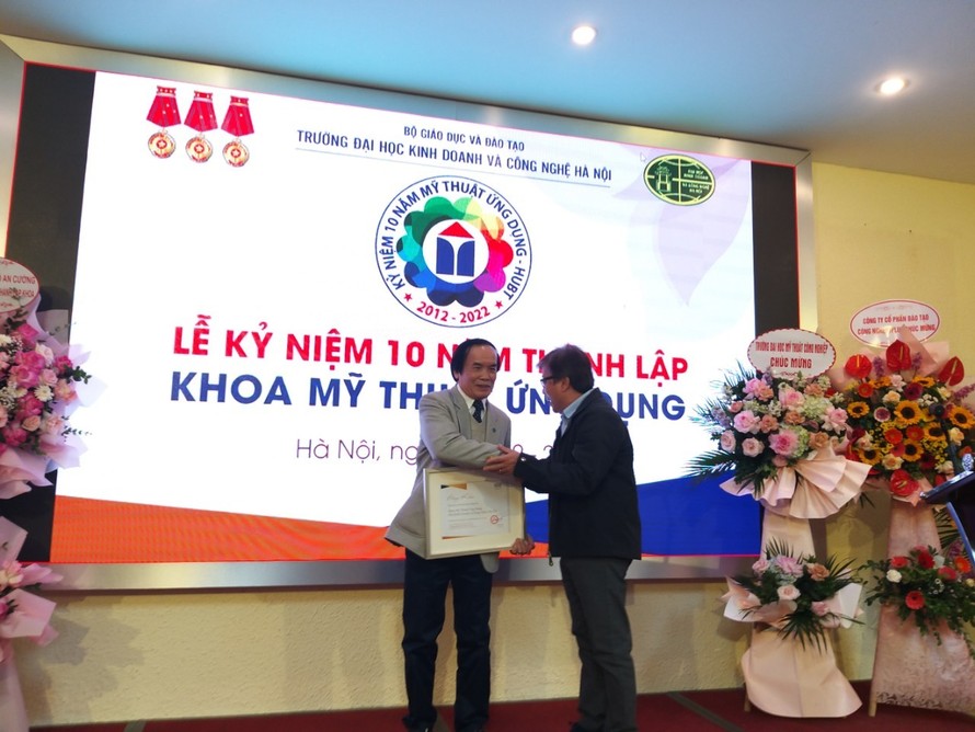 Khoa Mỹ thuật ứng dụng được trao tặng Kỷ niệm chương Vì sự nghiệp Mỹ thuật Việt Nam của Hội Mỹ thuật Việt Nam