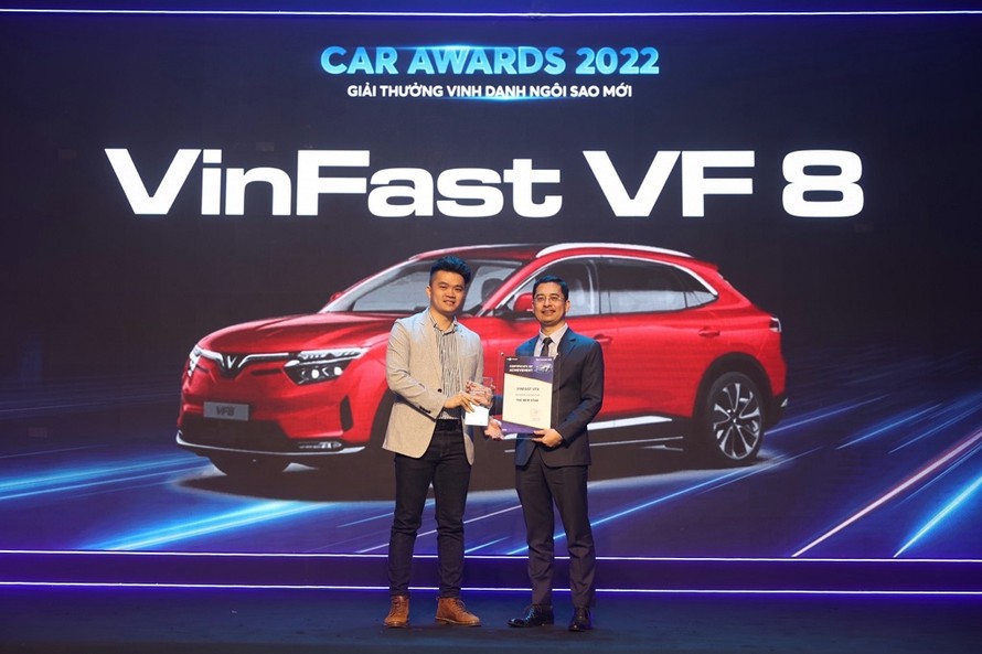 Ông Hoàng Chí Trung, Tổng Giám đốc VinFast Trading Việt Nam (bên phải) nhận giải thưởng “Ngôi sao mới” cho mẫu xe VF 8 tại lễ trao giải Car Awards 2022