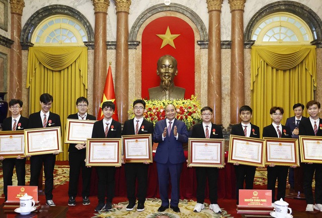 Chủ tịch nước gặp mặt học sinh đoạt giải Kỳ thi Olympic và Khoa học kỹ thuật quốc tế 2022