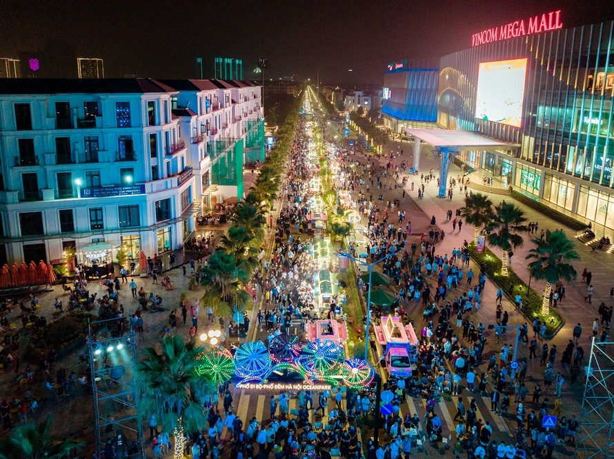 Phố đi bộ - Phố đêm Hà Nội Ocean Park thu hút hàng vạn lượt khách trong ngày khai trương