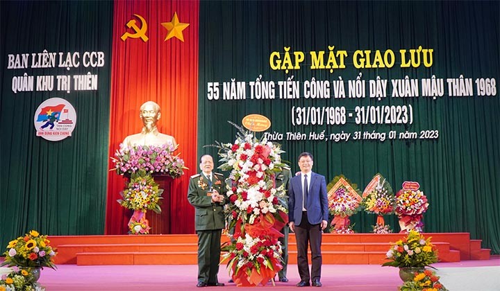Phó Chủ tịch Thường trực UBND tỉnh Nguyễn Thanh Bình thay mặt lãnh đạo tỉnh tặng hoa chúc mừng