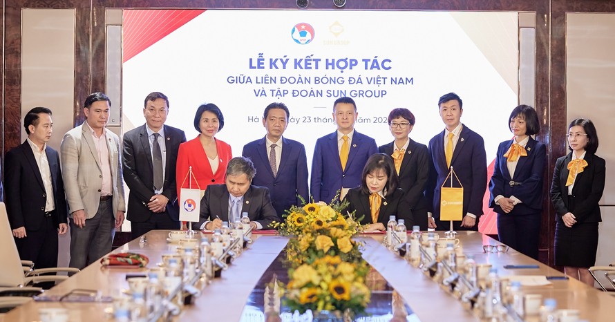Đại diện Tập đoàn Sun Group và VFF ký văn bản hợp tác cùng đồng hành bóng đá Việt Nam