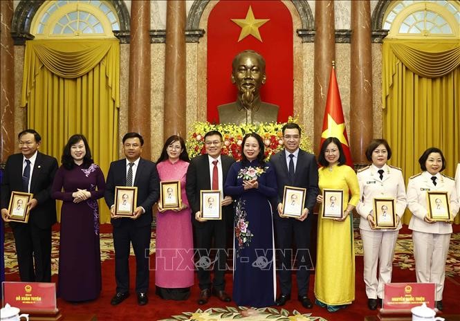 Quyền Chủ tịch nước Võ Thị Ánh Xuân tặng chân dung Chủ tịch Hồ Chí Minh cho các thầy thuốc, cán bộ y tế tiêu biểu toàn quốc. Ảnh: Thống Nhất/TTXVN
