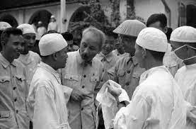 Chủ tịch Hồ Chí Minh thăm Bệnh viện Quân y Hải Phòng năm 1957 (ảnh minh họa)