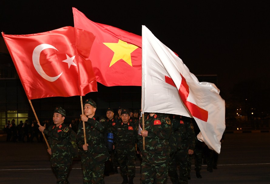 Màu cờ đỏ theo chân lính Cụ Hồ đến nơi hứng chịu động đất thảm khốc ở Thổ Nhĩ Kỳ 