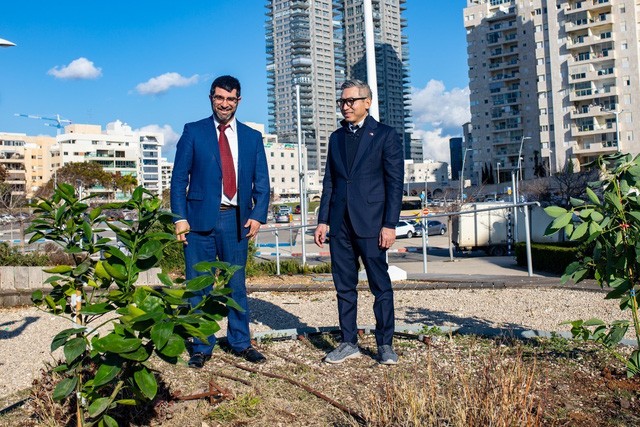 Đại sứ Lý Đức Trung và ông Eli Nacht, Phó Thị trưởng Asdod trồng cây hướng tới kỷ niệm 30 năm quan hệ Việt Nam – Israel. Ảnh: Vũ Hội-P/V TTXVN tại Israel