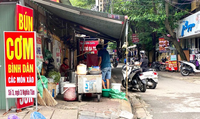 ’Chiến dịch’ giành lại vỉa hè ở Hà Nội: Nhiều nơi ’phớt lờ’, ngang nhiên vi phạm 
