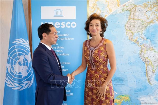 Tổng Giám đốc UNESCO Audrey Azoulay đón tiếp Bộ trưởng Ngoại giao Bùi Thanh Sơn, ngày 5/6 tại trụ sở UNESCO ở thủ đô Paris. 
