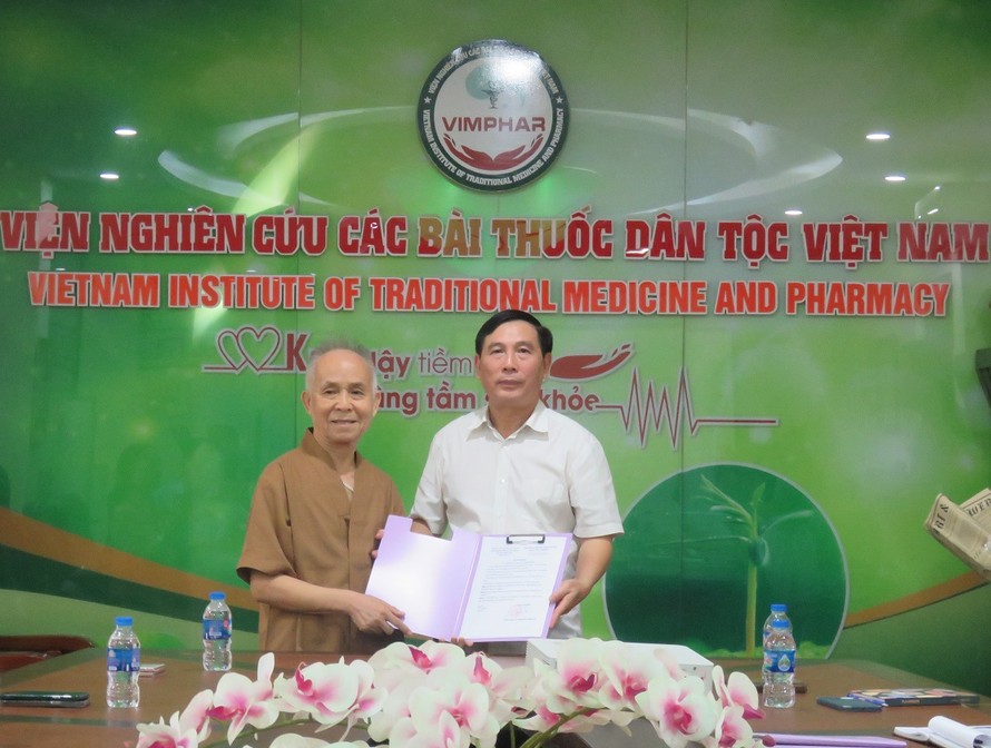 Viện trưởng Viện Nghiên cứu các bài thuốc dân tộc Việt Nam Đỗ Thế Lộc trao Quyết định bổ nhiệm Giám đốc Trung tâm Tuệ Minh Khoa cho GS TS lương y Ngô Đức Vượng.