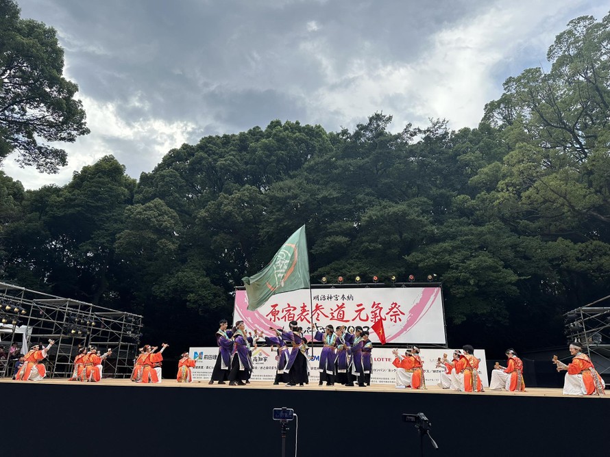 Đội múa Nakama Yosakoi trình diễn tại sân khấu công viên Yoyogi
