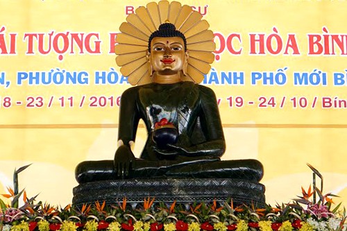 Tượng Phật ngọc hòa bình thế giới được cung nghinh tại chùa Hội An. Ảnh: Nguyệt Triều